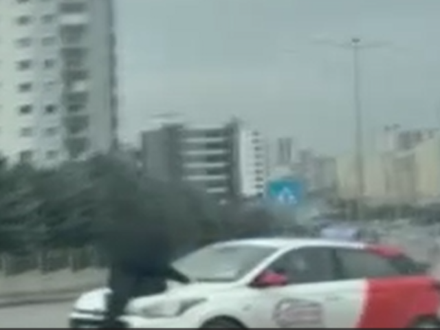 Yer: Ankara! Trafikte tartıştığı s&uuml;r&uuml;c&uuml; darbedip, kaputun &uuml;zerinde s&uuml;r&uuml;kledi