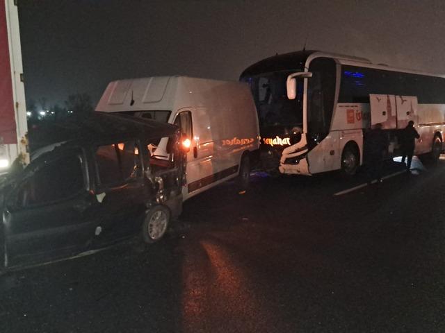 Anadolu Otoyolu'nda 17 ara&ccedil; birbirine girdi