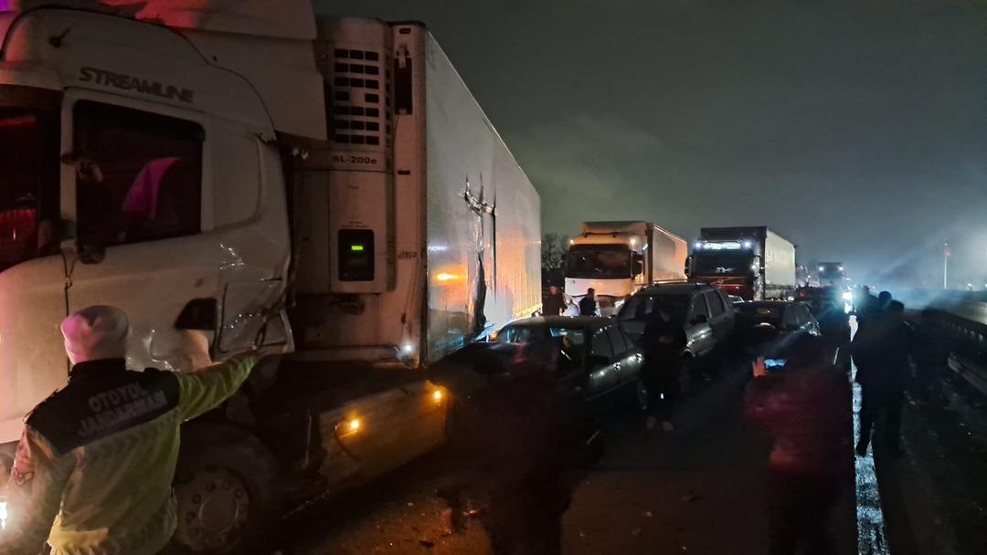 Sakarya’da Anadolu Otoyolu nda 17 aracın karıştığı zincirleme kaza! 1