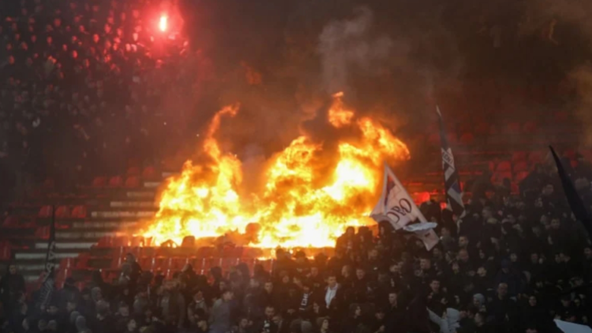 Belgrad derbisinde ortalık karıştı! Stadı ateşe verdiler