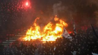 Son dakika: Belgrad derbisinde ortalık karıştı! Stadı ateşe verdiler