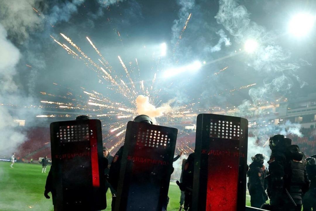 Belgrad derbisinde ortalık karıştı! Stadı ateşe verdiler 2