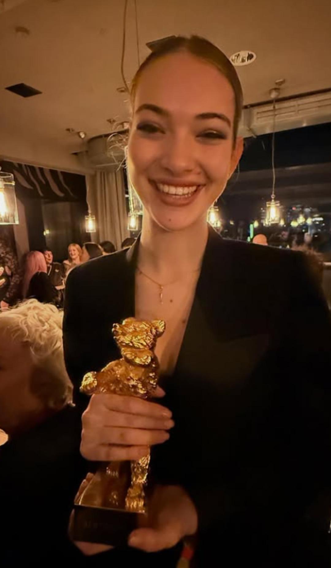 Mirg&uuml;n Cabas ın kızı oyuncuymuş! Sarı Zarflar filminde... 2