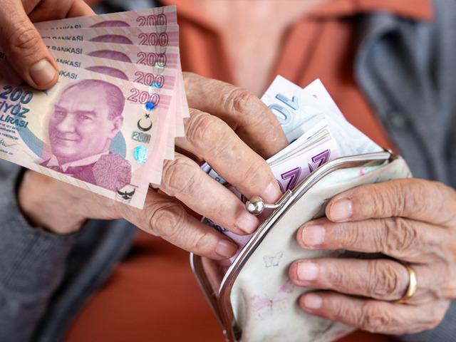Emekli bayram ikramiyesi i&ccedil;in 3 senaryo! İşte konuşulan zamlı rakamlar