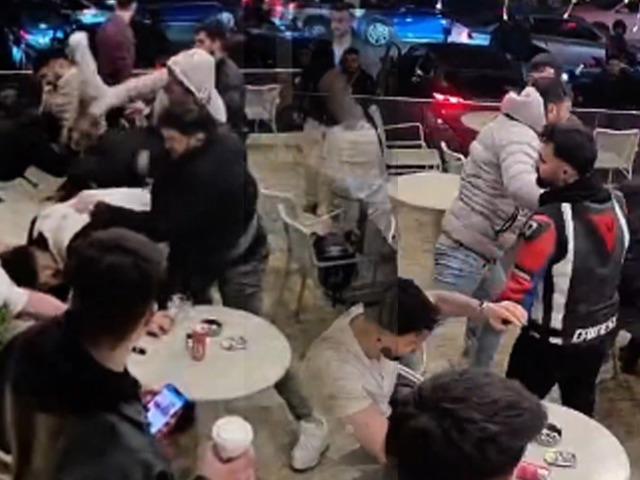 Tekme ve yumruklar havada u&ccedil;uştu, kafe savaş alanına d&ouml;nd&uuml;