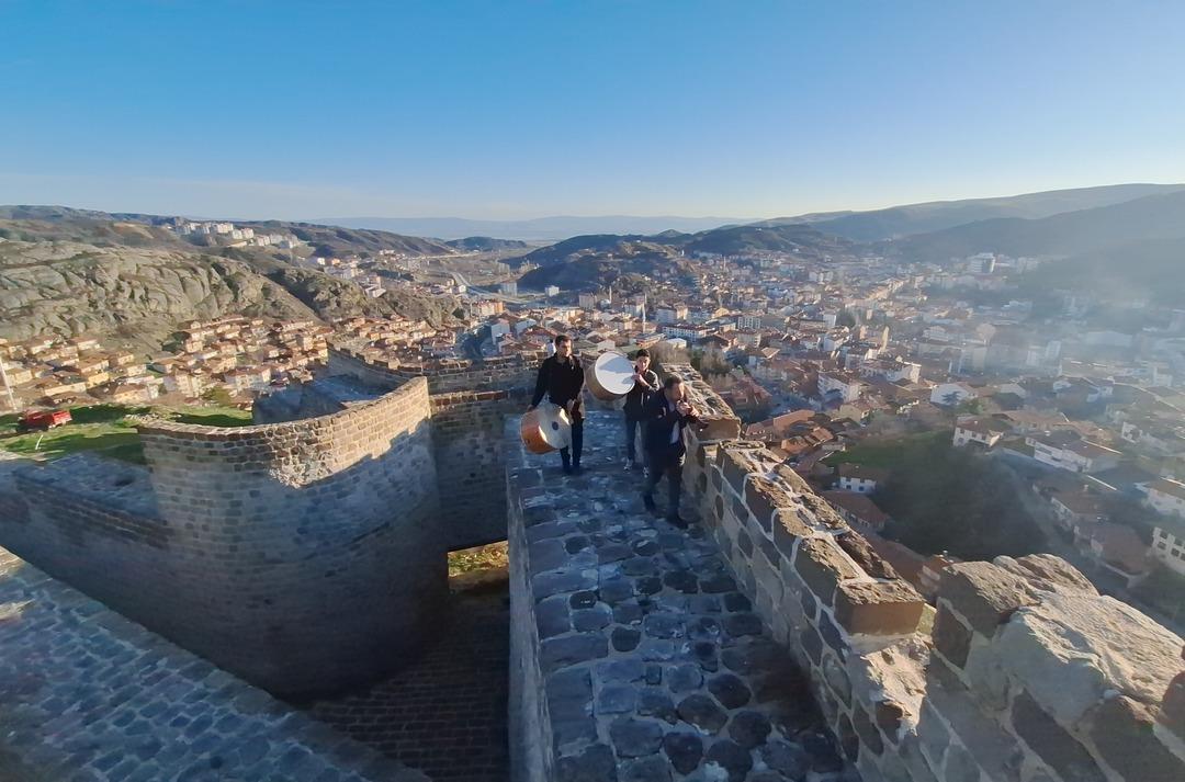 Yılda 1 ay &ccedil;alışıyorlar! &lsquo;Olmazsa olmazımız&rsquo; Geceden hazırlayıp veriyorlar 5