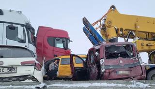 Erzurum'da zincirleme kaza! 8 kişi ağır yaralandı