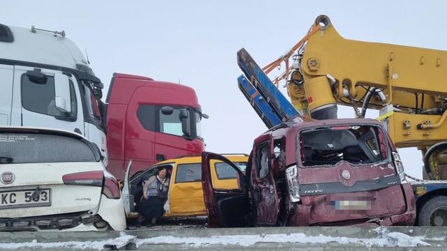 Erzurum'da zincirleme kaza! 8 kişi ağır yaralandı