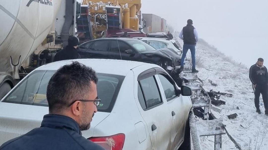 Erzurum da zincirleme kaza! 8 kişi ağır yaralandı 2