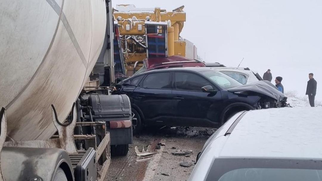 Erzurum da zincirleme kaza! 8 kişi ağır yaralandı 3