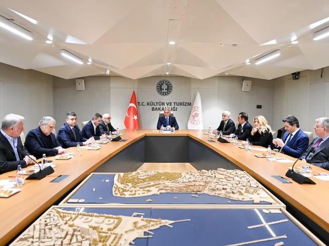 Bakan Ersoy, T&uuml;rk dizilerine destek programının kriterlerini yapımcılarla g&ouml;r&uuml;şt&uuml;