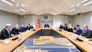 Bakan Ersoy, Türk dizilerine destek programının kriterlerini yapımcılarla görüştü