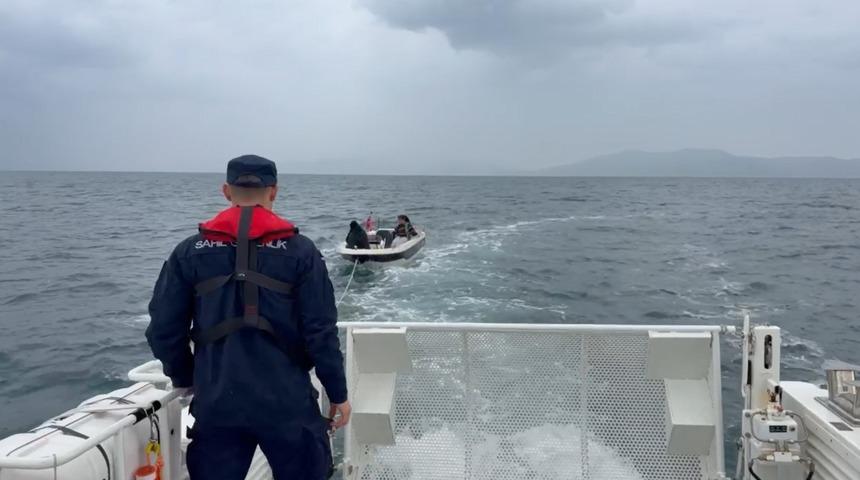 Kuşadası&rsquo;nda s&uuml;r&uuml;klenen teknedeki iki kişi kurtarıldı