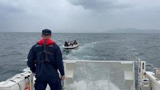 Kuşadası’nda sürüklenen teknedeki iki kişi kurtarıldı