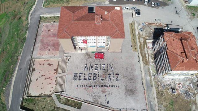 Öğrencilerden “Ansızın Gelebiliriz” gösterisi