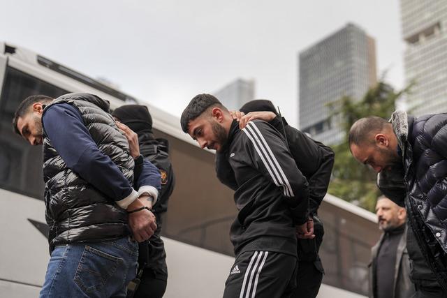 İstanbul merkezli suç örgütlerine yönelik operasyonda yakalanan 41 zanlı adliyede 15