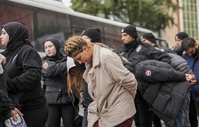 İstanbul merkezli suç örgütlerine yönelik operasyonda yakalanan 41 zanlı adliyede 14