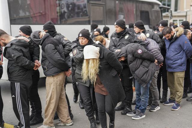 İstanbul merkezli suç örgütlerine yönelik operasyonda yakalanan 41 zanlı adliyede 13