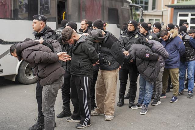 İstanbul merkezli suç örgütlerine yönelik operasyonda yakalanan 41 zanlı adliyede 12