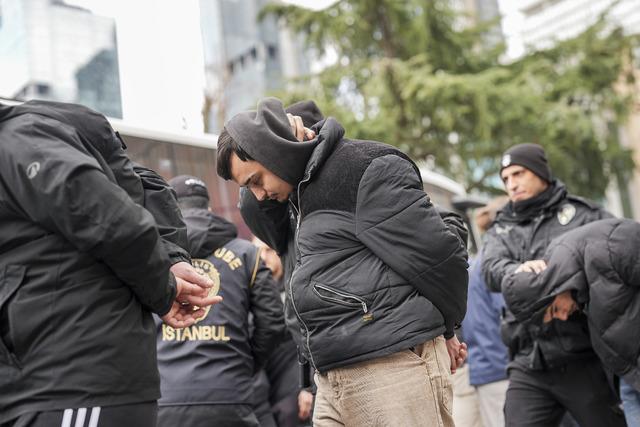 İstanbul merkezli suç örgütlerine yönelik operasyonda yakalanan 41 zanlı adliyede 11