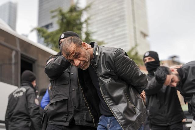 İstanbul merkezli suç örgütlerine yönelik operasyonda yakalanan 41 zanlı adliyede 10