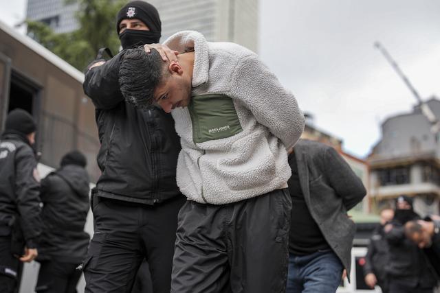 İstanbul merkezli suç örgütlerine yönelik operasyonda yakalanan 41 zanlı adliyede 9