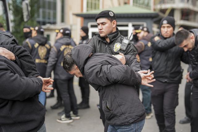 İstanbul merkezli suç örgütlerine yönelik operasyonda yakalanan 41 zanlı adliyede 6