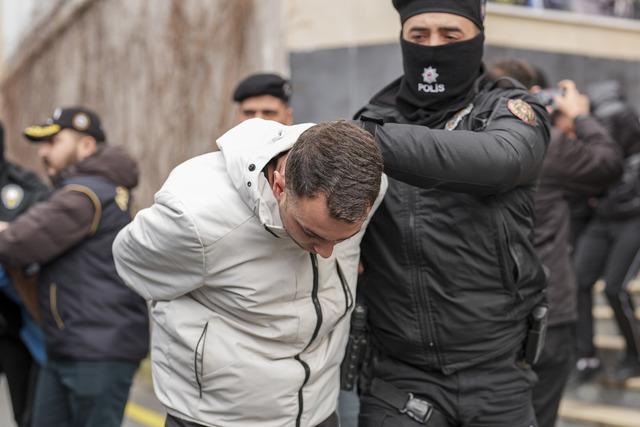 İstanbul merkezli suç örgütlerine yönelik operasyonda yakalanan 41 zanlı adliyede 5