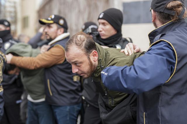 İstanbul merkezli suç örgütlerine yönelik operasyonda yakalanan 41 zanlı adliyede 4