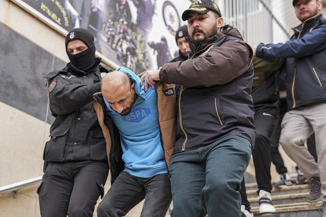 İstanbul merkezli suç örgütlerine yönelik operasyonda yakalanan 41 zanlı adliyede 3
