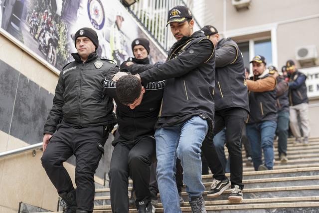 İstanbul merkezli suç örgütlerine yönelik operasyonda yakalanan 41 zanlı adliyede 2