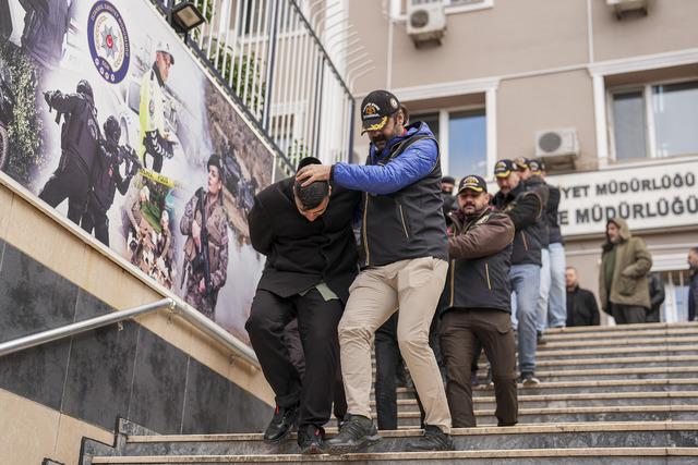 İstanbul merkezli suç örgütlerine yönelik operasyonda yakalanan 41 zanlı adliyede 1