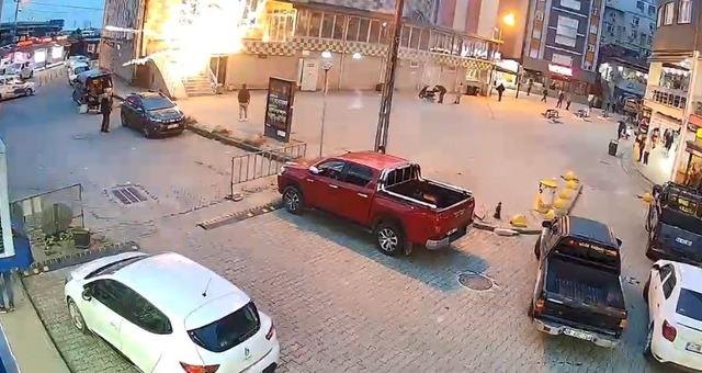 Artvin&rsquo;de cami &ouml;n&uuml;nde atılan havai fişekler korku ve paniğe neden oldu 1