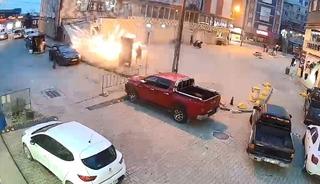 Artvin&rsquo;de cami &ouml;n&uuml;nde atılan havai fişekler korku ve paniğe neden oldu