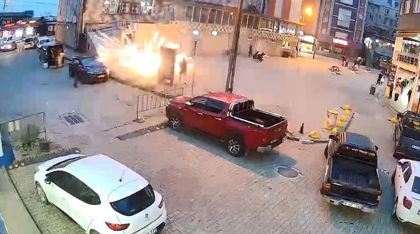 Artvin&rsquo;de cami &ouml;n&uuml;nde atılan havai fişekler korku ve paniğe neden oldu