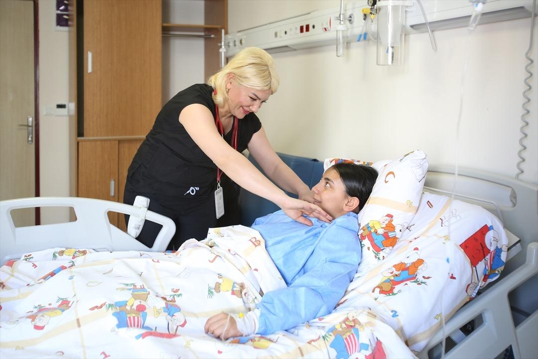 14 yaşındaki &ccedil;ocuğun karnından 3 kilo sa&ccedil; yumağı &ccedil;ıktı! Nedeni ise kahretti 1