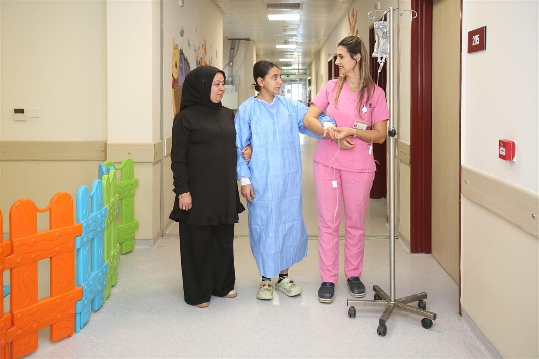 14 yaşındaki &ccedil;ocuğun karnından 3 kilo sa&ccedil; yumağı &ccedil;ıktı! Nedeni ise kahretti 3