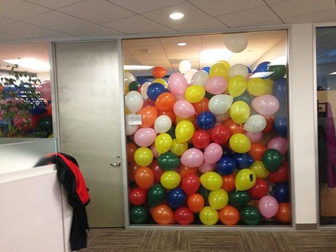 как украсить кабинет на день рождения коллеге