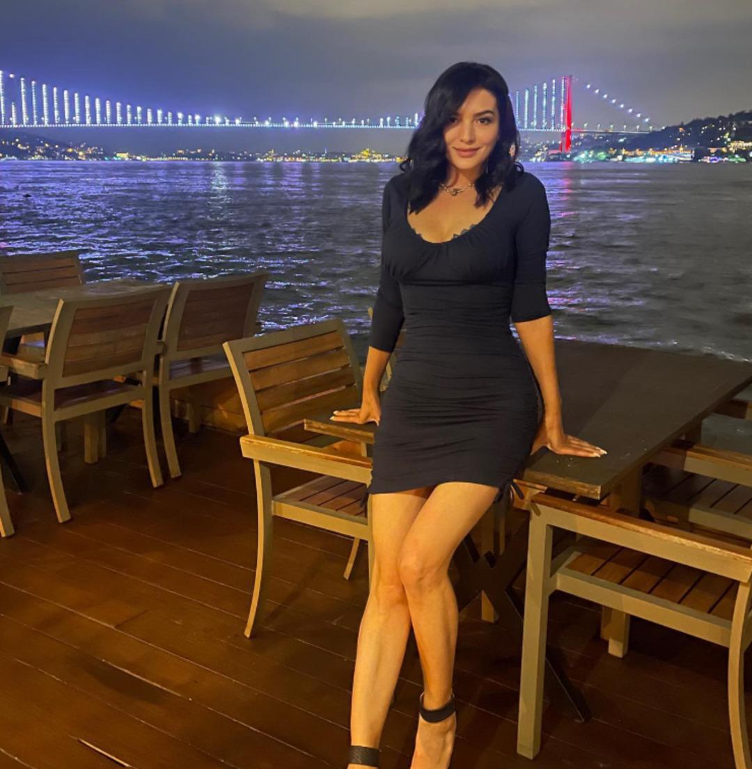 Aleyna Tilki nin annesi Havva Öztel in dekoltesi gündemdeydi! İsyan etti 2