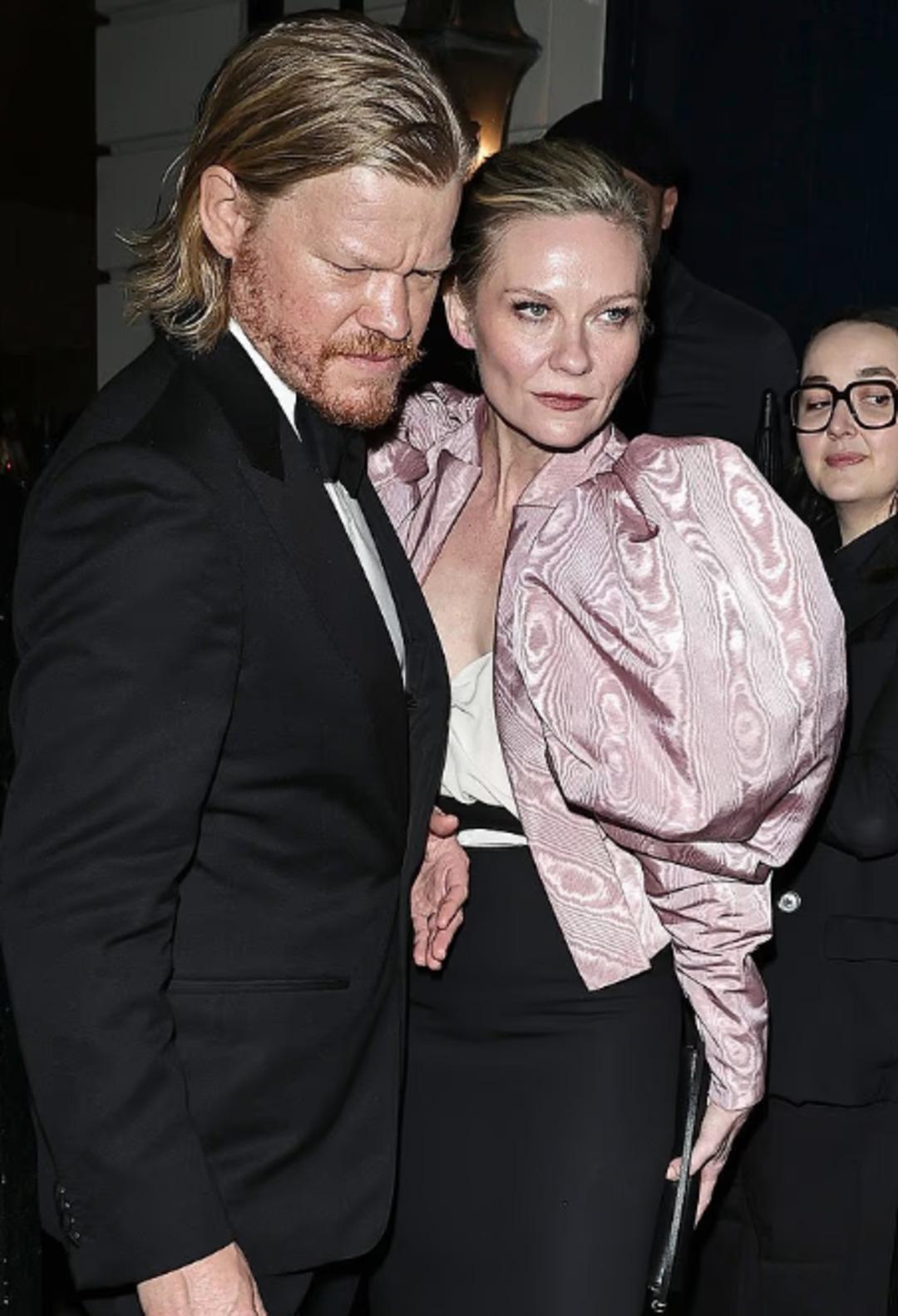 Şıklığı Olaydı&hellip; Eteği yırtılınca geceye damga vurdu! 1