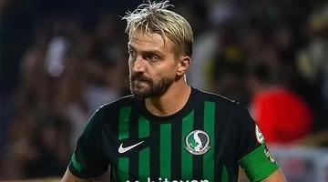 Tecr&uuml;beli oyuncu Caner Erkin rekora koşuyor! Yine kırmızı kart g&ouml;rd&uuml;