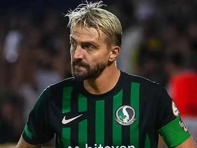 Caner Erkin rekora koşuyor! Yine kırmızı kart g&ouml;rd&uuml;