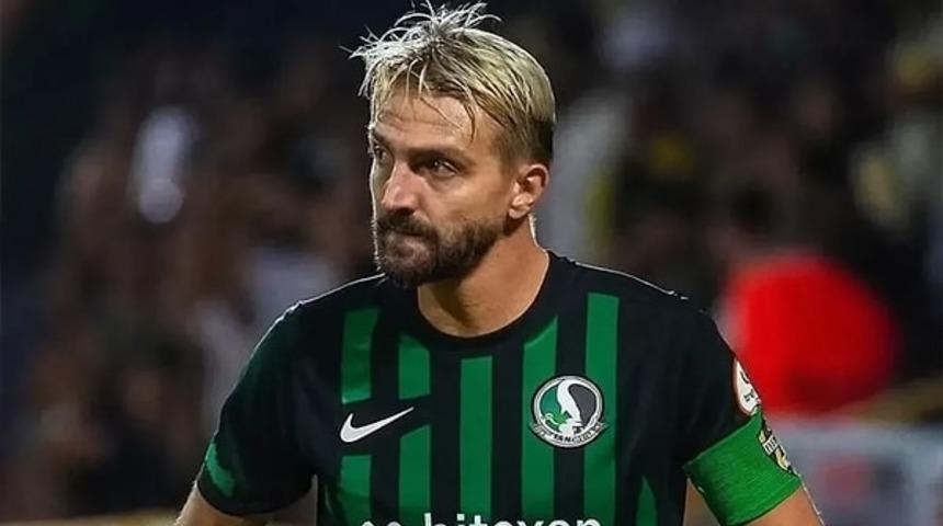 Tecr&uuml;beli oyuncu Caner Erkin rekora koşuyor! Yine kırmızı kart g&ouml;rd&uuml;