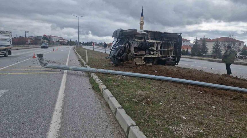 &Ccedil;orum&rsquo;da devrilen kamyonetteki 3 kişi k&uuml;&ccedil;&uuml;k sıyrıklarla kurtuldu