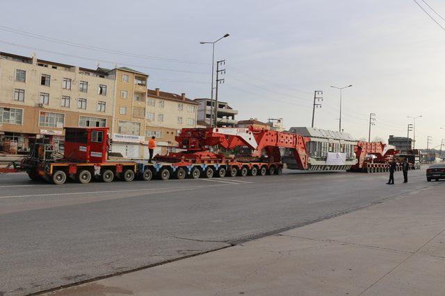 395 tonluk transformatör 280 tekerlekli araçla taşındı, yol ulaşıma kapandı