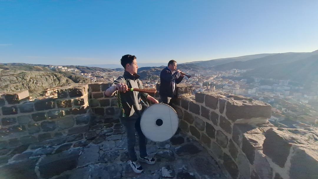 İftarın vazge&ccedil;ilmezi: 8 saatte pişiyor, davul sesini duyan fırınlara koşuyor! 1