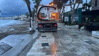 Belediye ekiplerinden fırtına ve yağmur sonrası kapsamlı temizlik