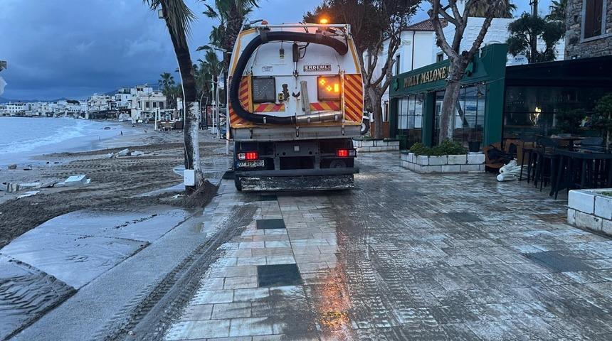 Belediye ekiplerinden fırtına ve yağmur sonrası kapsamlı temizlik