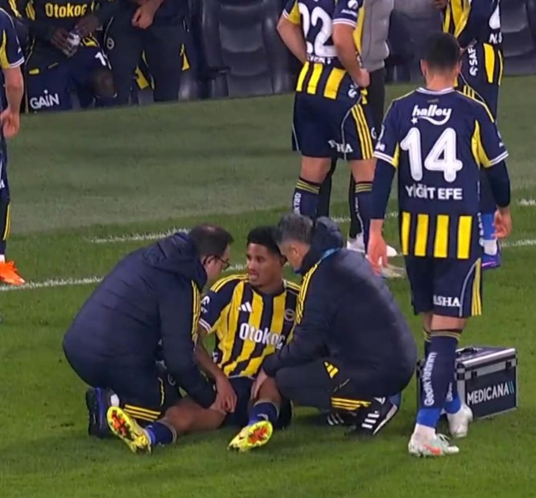 Fenerbah&ccedil;e de savunma alarm veriyor! &Ccedil;ağlar S&ouml;y&uuml;nc&uuml; n&uuml;n ardından Oosterwolde de sakatlanıp &ccedil;ıktı oyundan 3