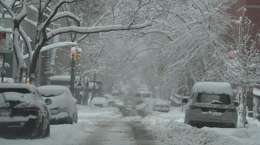 ABD'de tarihe ge&ccedil;en kar fırtınası! 10 binden fazla u&ccedil;uş iptal, y&uuml;zbinlerce kişi elektriksiz